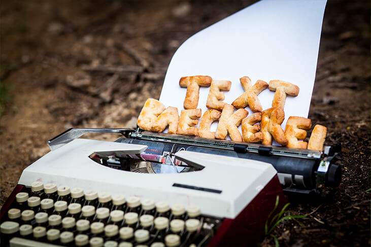 Schreibmaschine mit "Textbäckerei" Buchstaben aus Teig